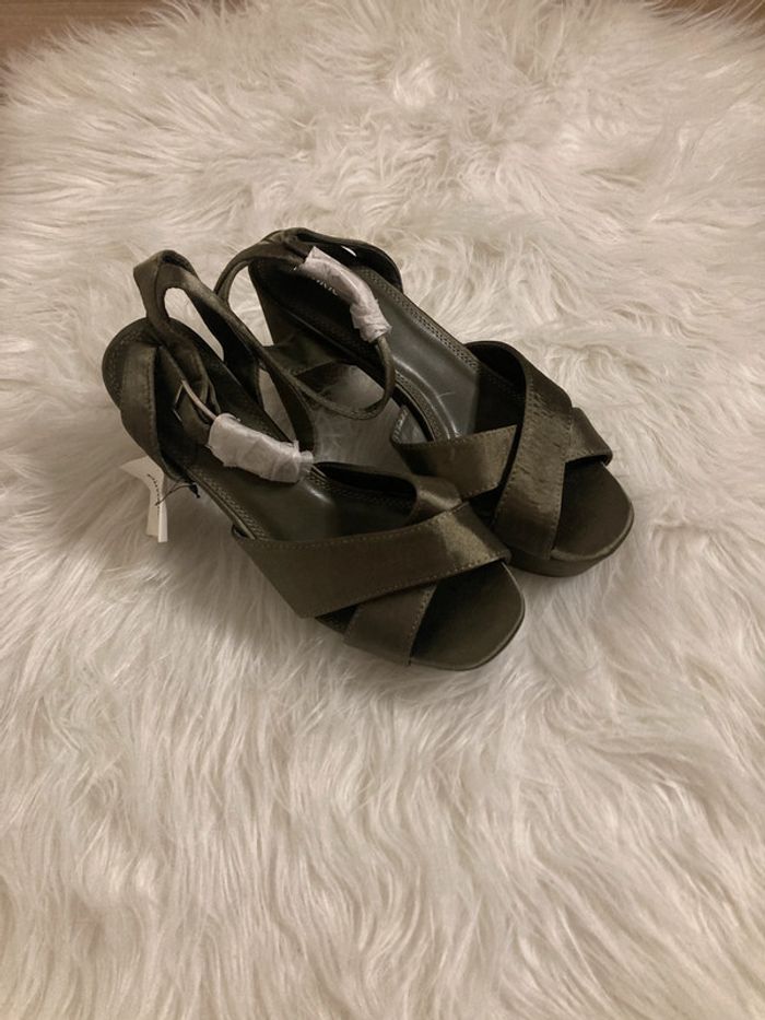 jolie paire Sandale compensées kaki pimkie City chic – Taille 37 - photo numéro 2