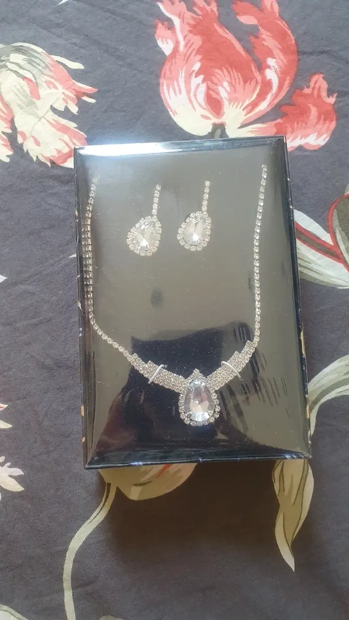 Parure strass neuve