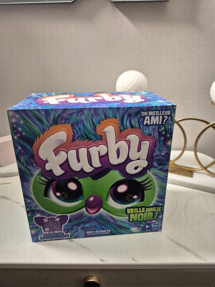 Furby Galaxy Brille dans le noir Neuf