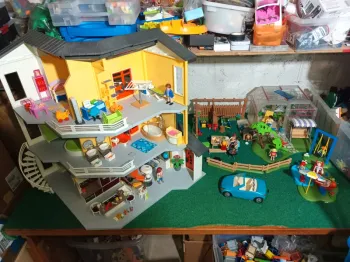 Lot maison Playmobil 9266 sur 3 étages + jardin