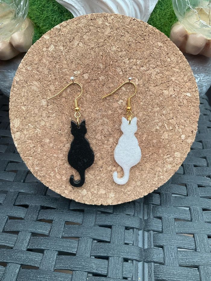 Boucles d’oreilles chat noir et blanc neuves