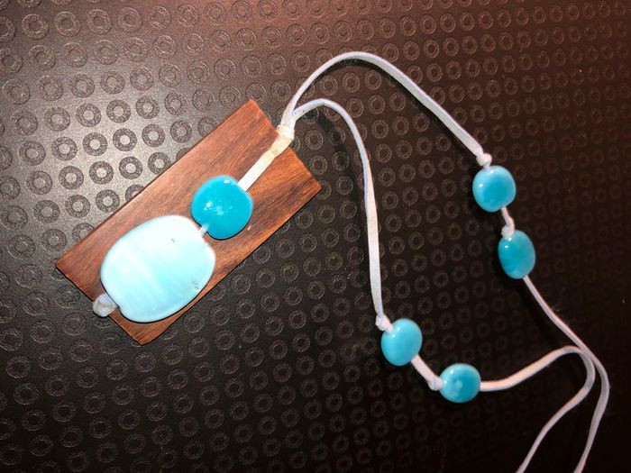 🌺 collier sautoir perles en verre bleu et bois - photo numéro 2