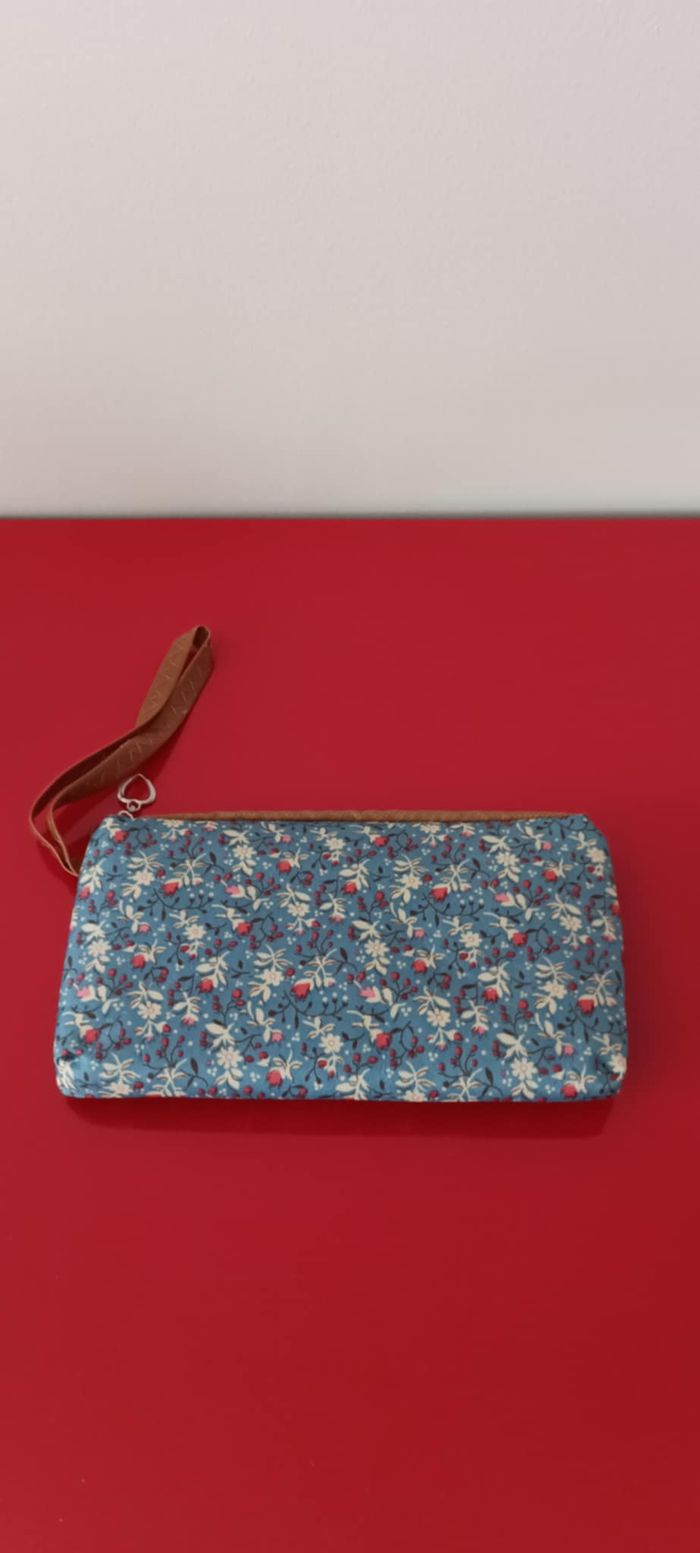 Pochette porte-monnaie imprimé floral  avec cordon de poignet - photo numéro 6