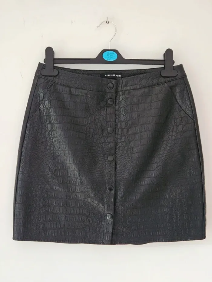 Mini-jupe noire en simili cuir motif croco Reserved taille 38 / M