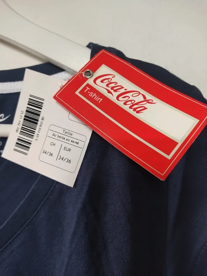T-shirt femme Coca-Cola bleu marine et paillettes 34/36 Neuf avec étiquette - photo numéro 3