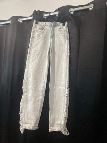 Jean troué sur le côté