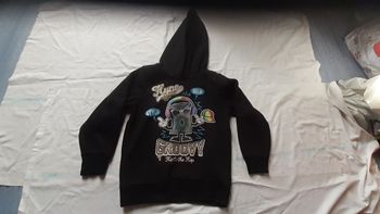 Sweet à capuche noir melotonné avec motifs  multicolores