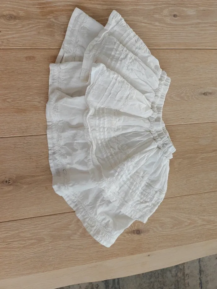 Jolie jupe blanche à volant tape à l'oeil