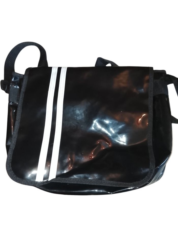 Besace simili cuir à bandes