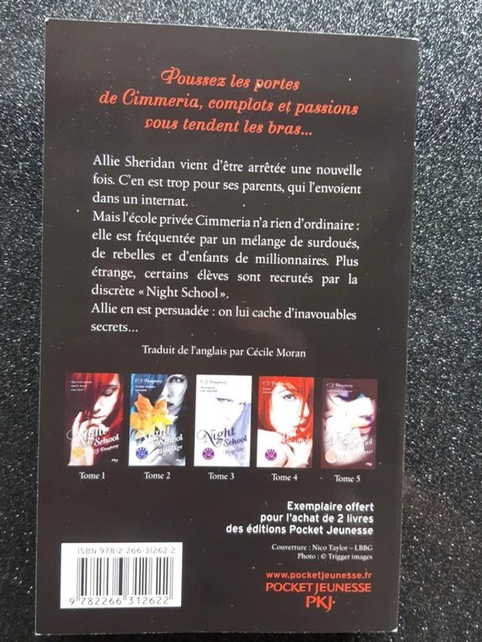 Livre "Night School" de C.J. Daugherty - photo numéro 3