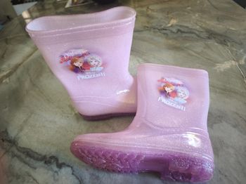 Bottes de pluie Reine des Neiges en caoutchouc lavées pour la vente. Très bon état. Maison non fumeur. Rose pailletteés.