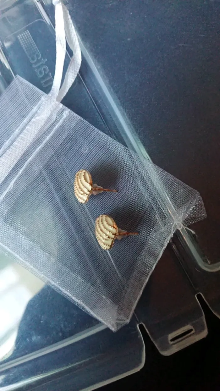Clou d'oreilles cœur crème et doré - photo numéro 2