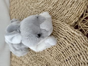 Peluche lapin gris et blanc couché animal