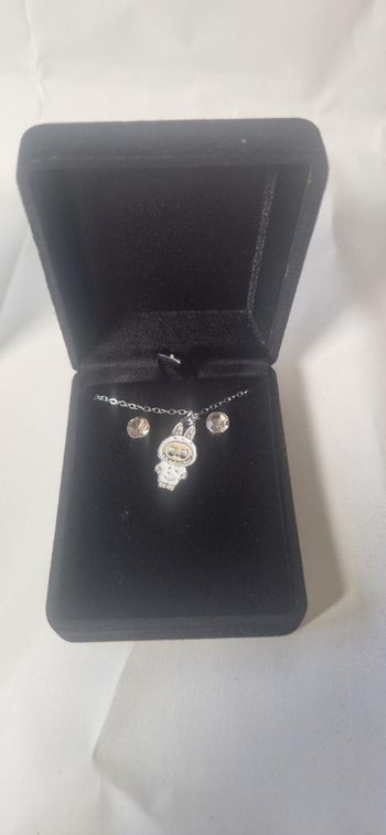 Coffret boucles d'oreilles et collier labubu