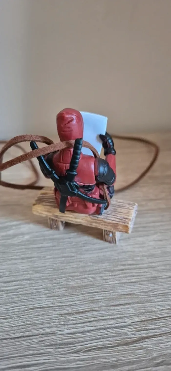 Figurine DeadPool suspendu assis sur un banc. - photo numéro 7