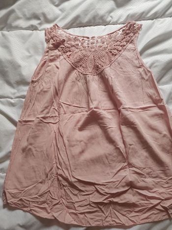 Débardeur rose poudré avec dentelles . 38/40. L 60cm.