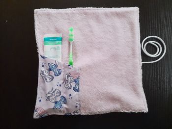 Serviette porte brosse à dents et dentifrice