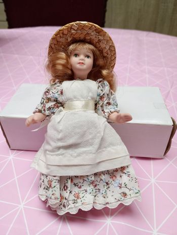 Poupée de porcelaine