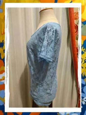 Camiseta de señora en tejido de encaje de punto en color celeste bebé