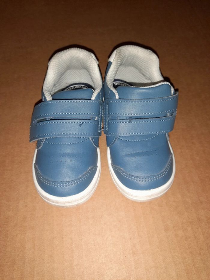 Baskets bleues