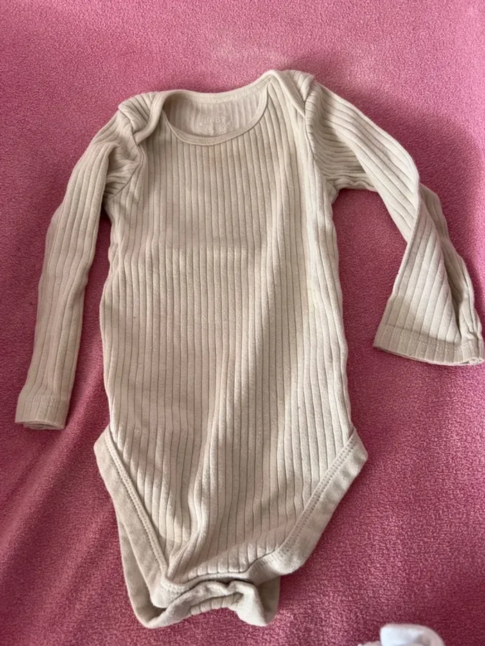 Lot de 11 bodys taille 12 mois - photo numéro 3