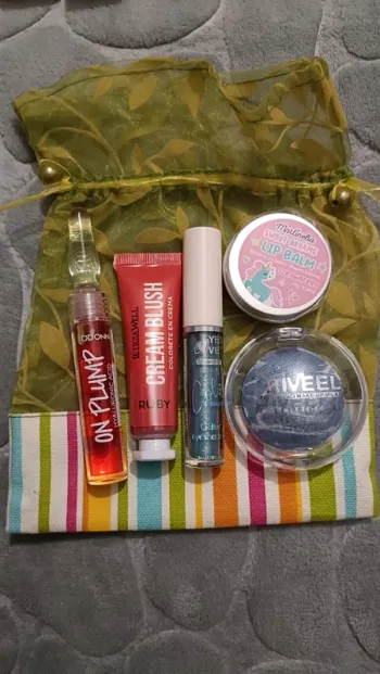 Lot 5 maquillages avec petit sac vert neuf