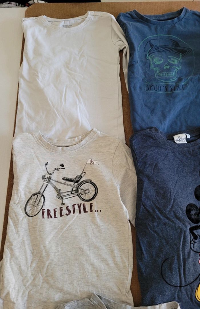 Lot de 4 t-shirts manches longues et 1 manche courte taille 5ans - photo numéro 2