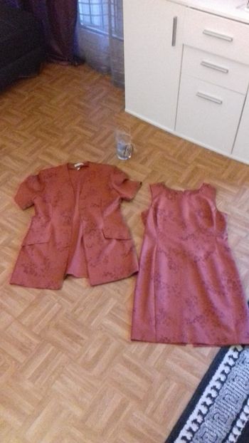 Ensemble robe et veste habillée.