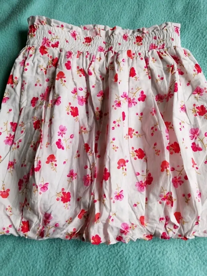 Jupe forme boule, blanche, fleurs roses