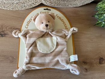 Neuf doudou plat ours beige rayé poche ecru cmp