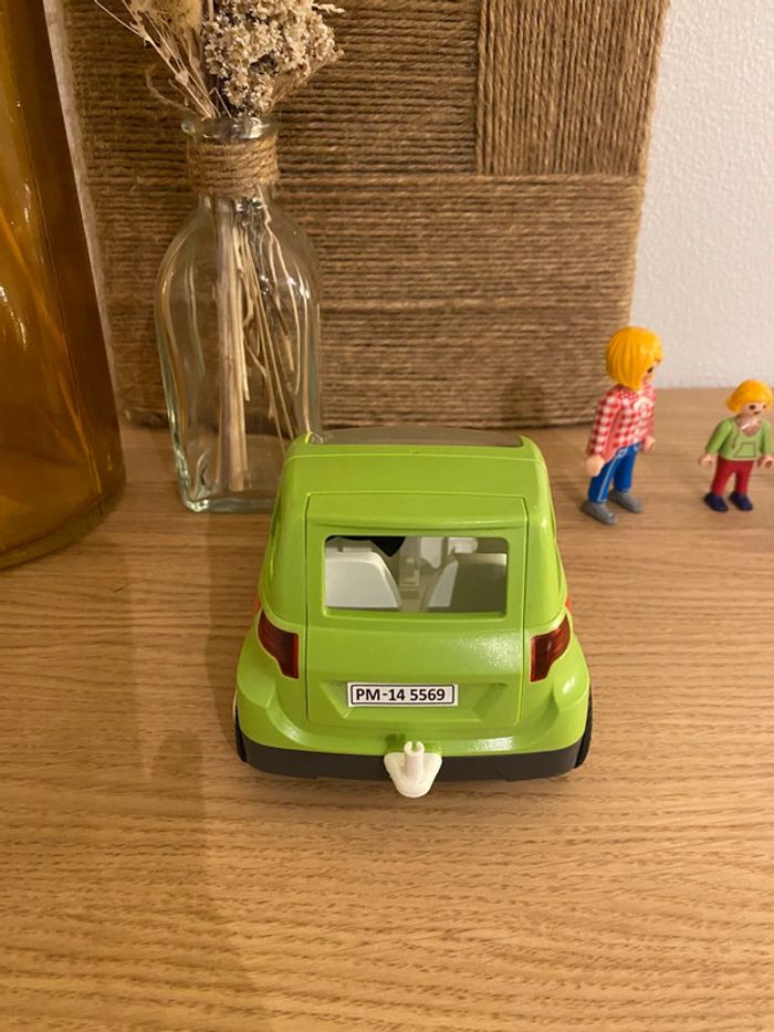 Petite voiture verte + personnages Playmobil - photo numéro 3