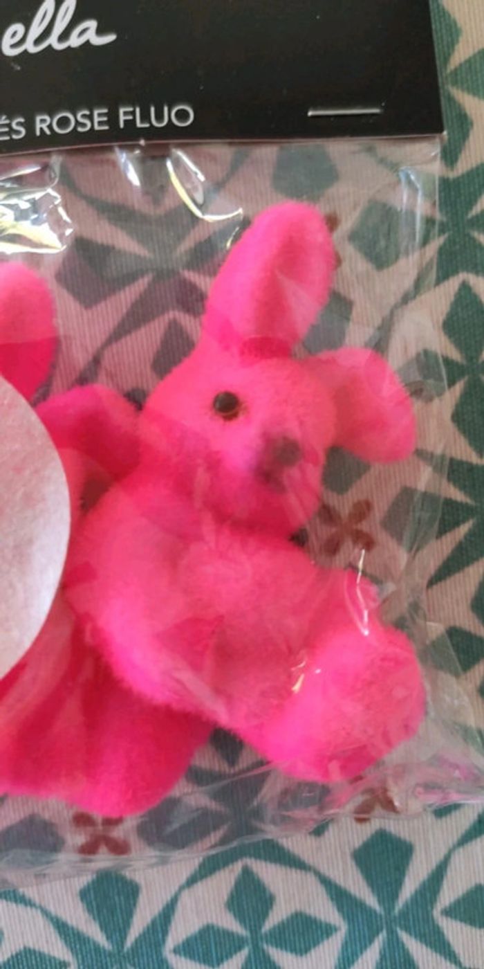 3 figurines lapin rose fluo - photo numéro 2