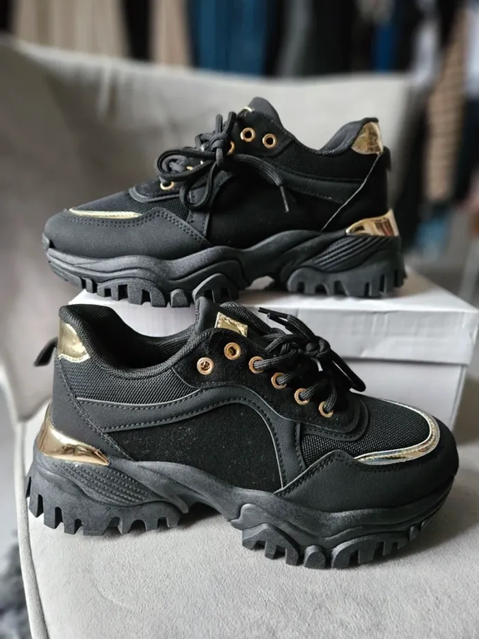 Baskets noires et or pointure 40
