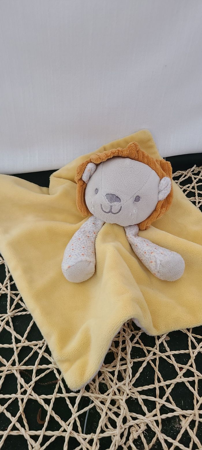 Lion OKAÏDI OBAÏBI doudou plat jaune