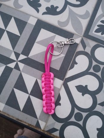 Porte clés en paracorde fait main rose