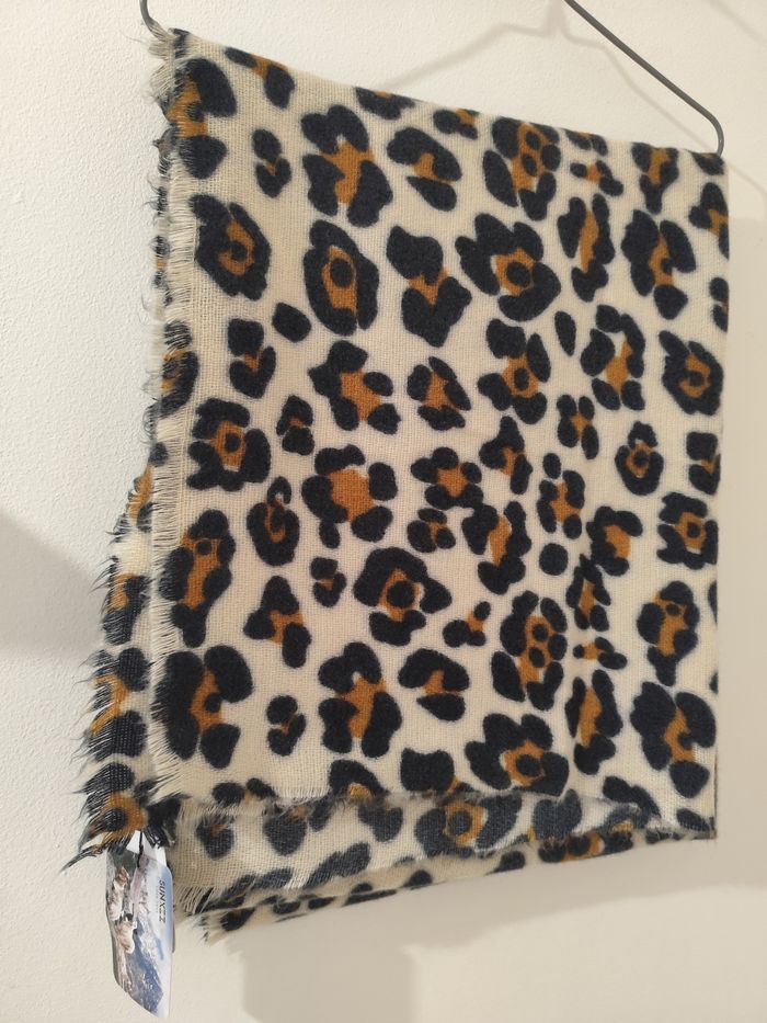 Écharpe chaude avec laine neuve