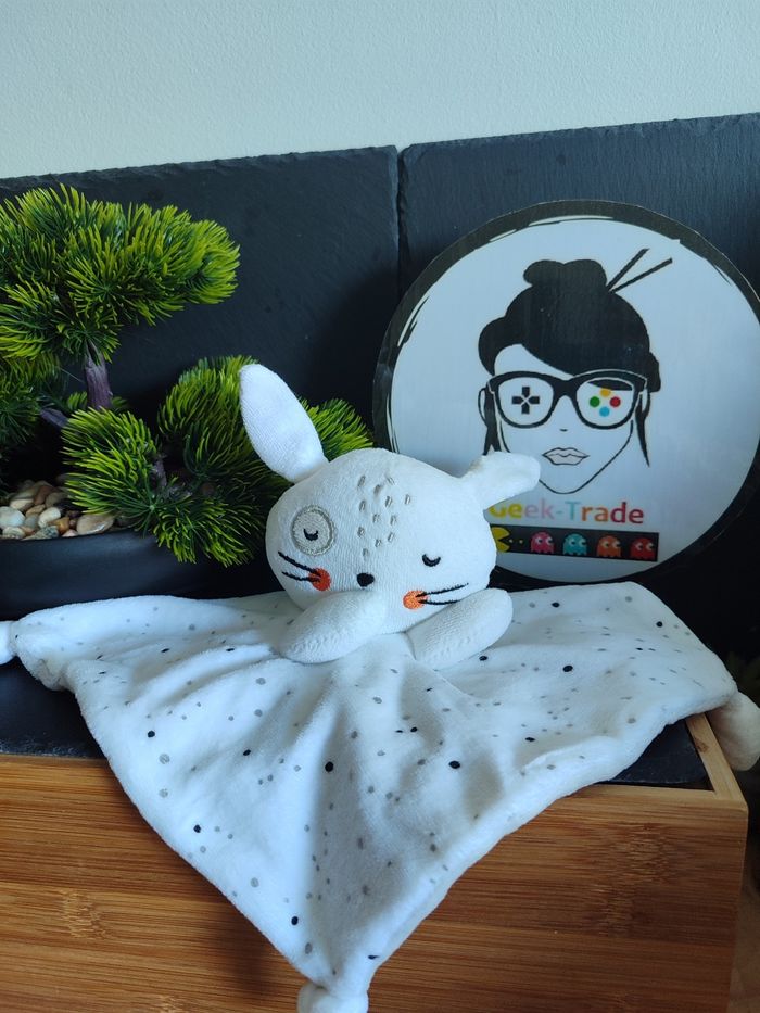 Doudou plat Lapin blanc gris noir à pois Siplec Leclerc Orange Cocard Moustaches
