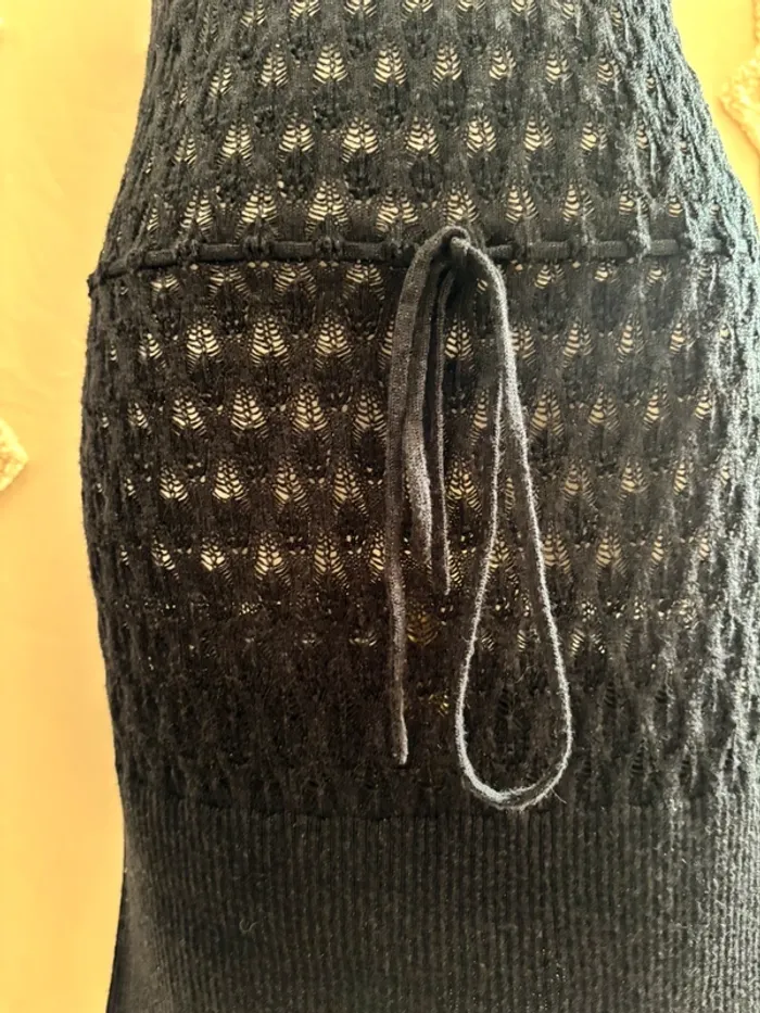 Robe noire ajourée à paillettes discrètes – maille stretch – taille L boho crochet - photo numéro 4