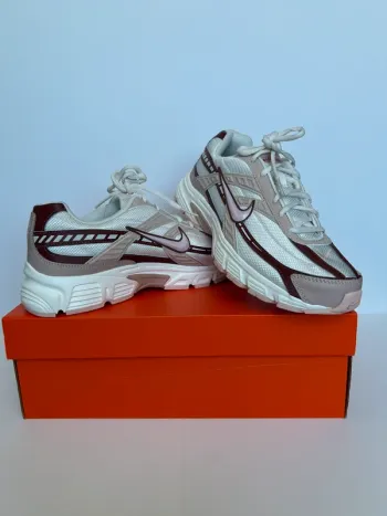 Nike Initiator WMNS - Phantom- Echo Pink - Fossile Stone