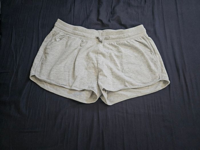 Short gris - photo numéro 2