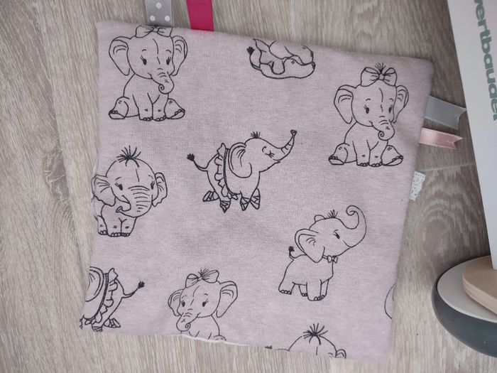 Doudou carré éléphant Dumbo