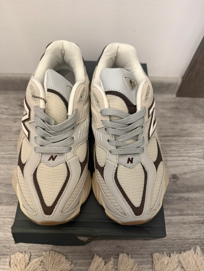 Baskets New Balance 9060 FAN taille 39.5 - photo numéro 2