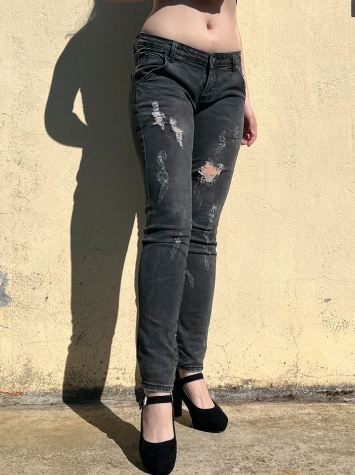 Jean troué taille basse gris nuancé, motif tête de mort sur poche arrière. - photo numéro 3