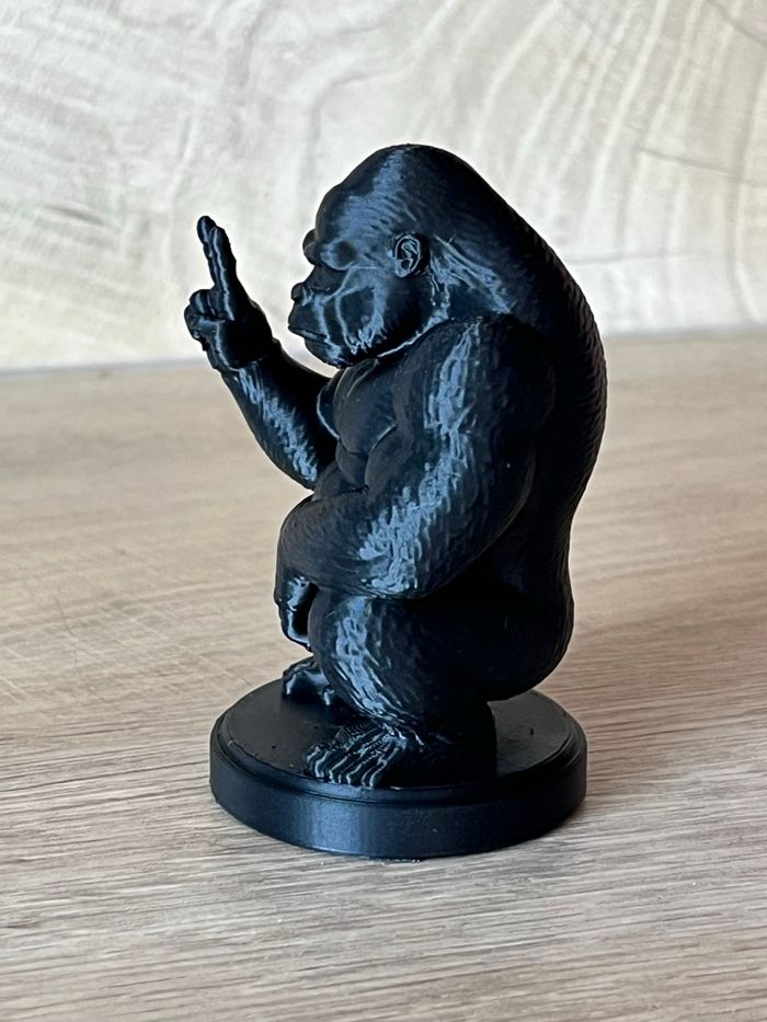 🦍 Figurine Gorille Noir – Signe Peace - photo numéro 3