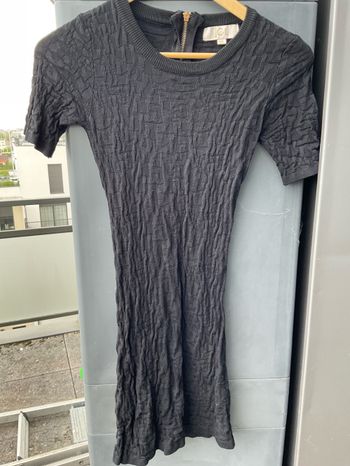 Robe gris foncée avec fermeture éclair derrière