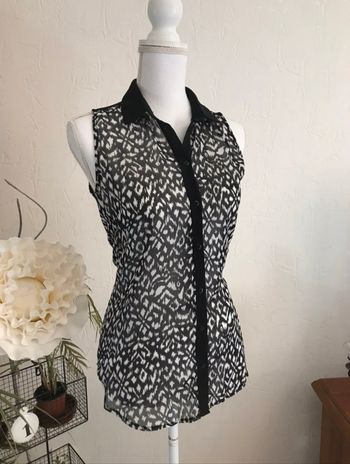 Chemisier sans manches noir et blanc imprimé graphique Jennyfer – col chemise, léger et fluide