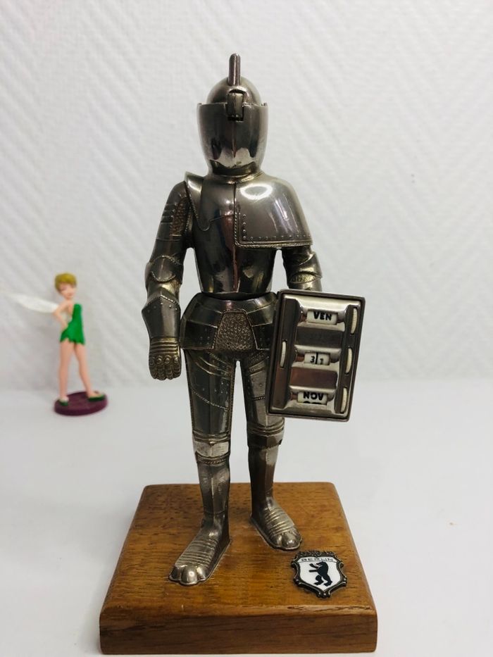 Briquet de table chevalier en armure avec calendrier perpétuel - photo numéro 8