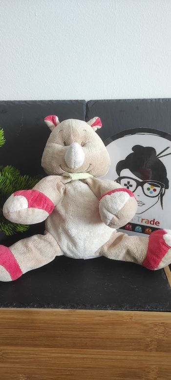 doudou rhinocéros beige écru rouge Bengy peluche foulard vert ancien marron