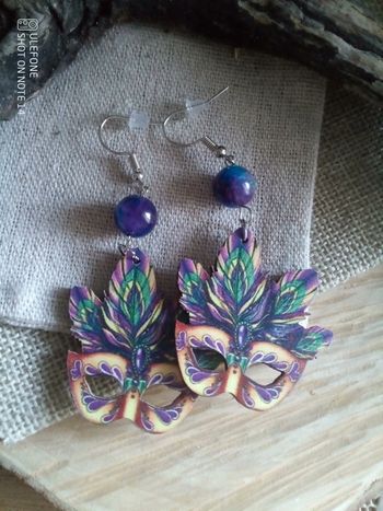 Boucles d'oreilles au bal masqué et pierres de sugilite