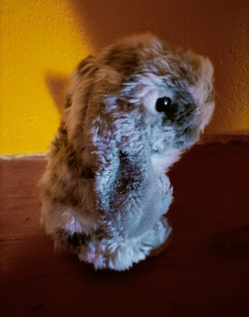 Peluche lapin bélier assis